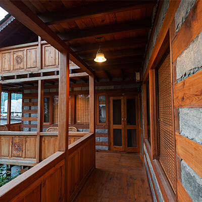 balcony-shobla-kaathkuni-royale-kullu-square