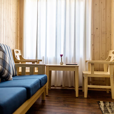 sitting-area-superior-room-shobla-pine-royale-manali-square