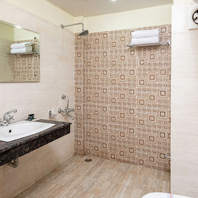 executive-room-washroom-hotel-shobla-royale-kullu-square