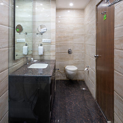 luxury-room-washroom-hotel-shobla-royale-kullu-square