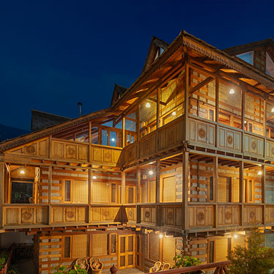 outside-seating-area-shobla-kaathkuni-royale-kullu-square